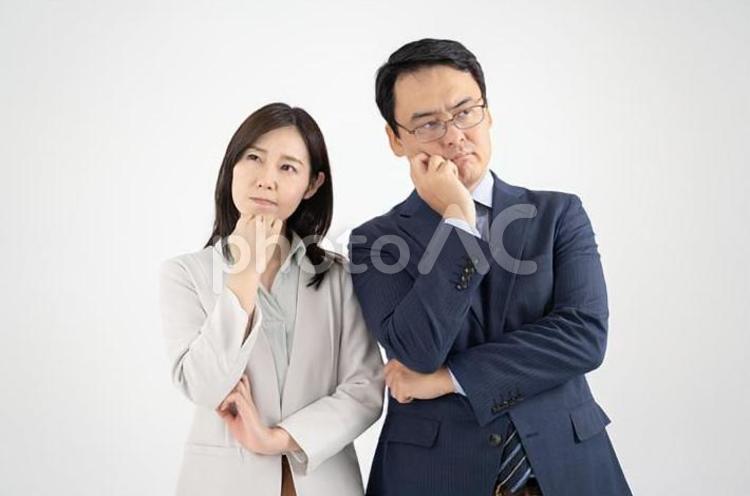考えるポーズをする男女のビジネスマン白背景 女性,男性,ビジネスの写真素材