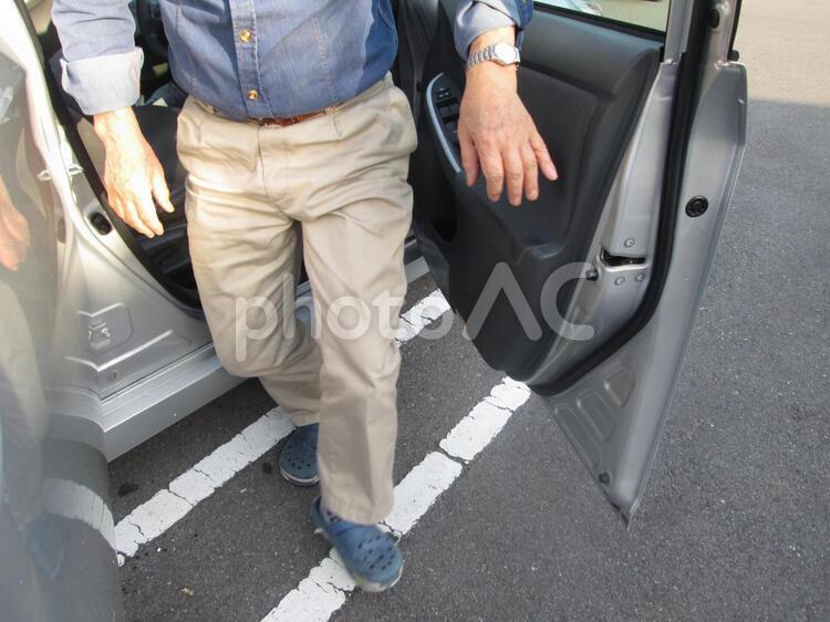 車から下りる男性 クルマ,ドライブ,乗用車の写真素材