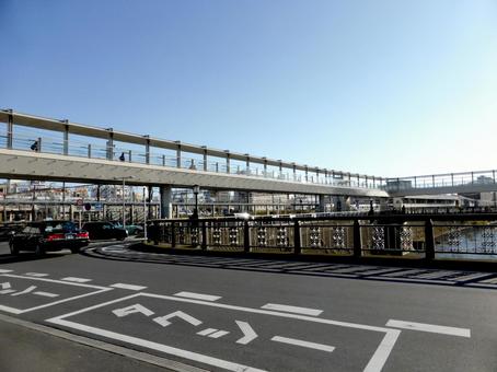 JR大船駅西口の連絡歩道 JR大船駅西口の連絡歩道 建物,道,道路の写真素材