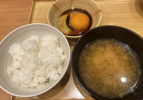 朝食 ご飯 みそ汁 生たまご 朝食 ご飯 みそ汁 生たまご 朝食,朝ごはん,ご飯の写真素材