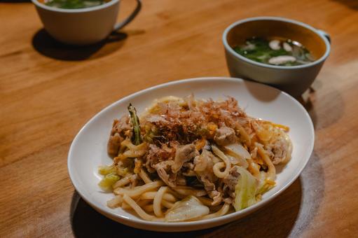 焼うどんの夕食 焼うどんの夕食の写真