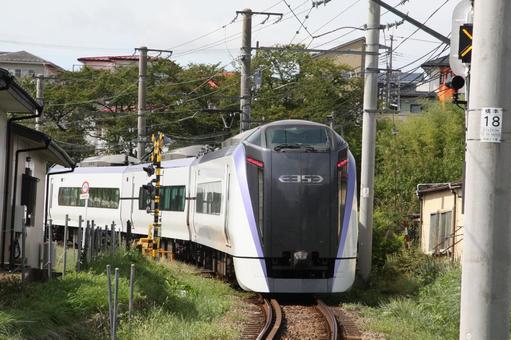 カーブを曲がる鉄道(E353系) カーブを曲がる鉄道(E353系) 鉄道,特急,jr東日本の写真素材