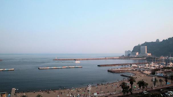 晩夏夕刻の熱海サンビーチ周辺の風景 晩夏夕刻の熱海サンビーチ周辺の風景の写真