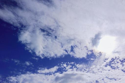 空　雲の後ろに太陽の光 空,青空,雲の形の写真素材