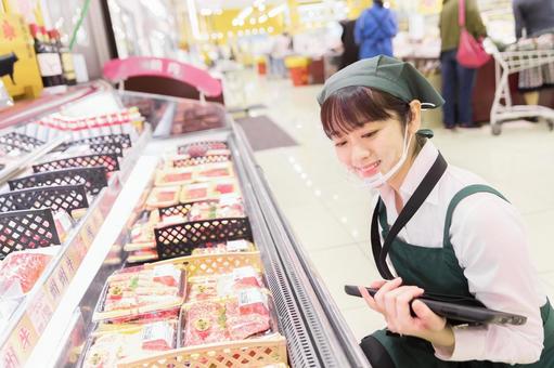 スーパーで働く人々 スーパーで働く人々 スーパー,スーパーマーケット,女性の写真素材