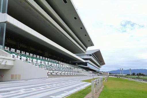 京都競馬場の応援スタンド・観覧エリア2 京都競馬場,応援スタンド,芝生の写真素材