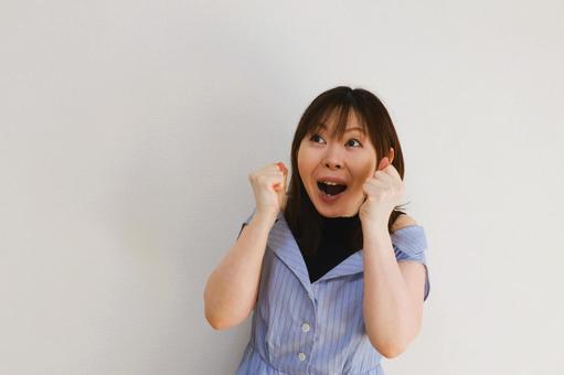 喜ぶ女性 喜ぶ女性の写真