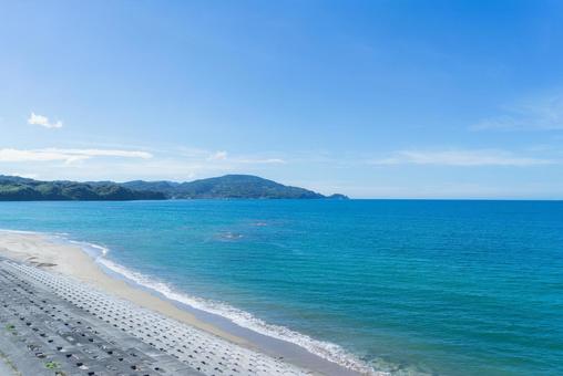 夏の青空とエメラルドグリーンの海02 夏の青空とエメラルドグリーンの海02の写真