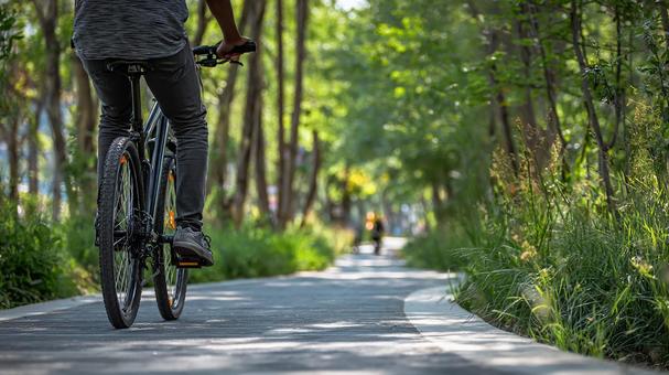 緑のトンネルを抜ける自転車乗り 緑のトンネルを抜ける自転車乗りの写真