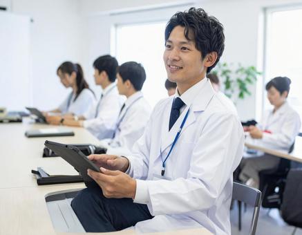 学会に出席する白衣の男性 学会に出席する白衣の男性の写真