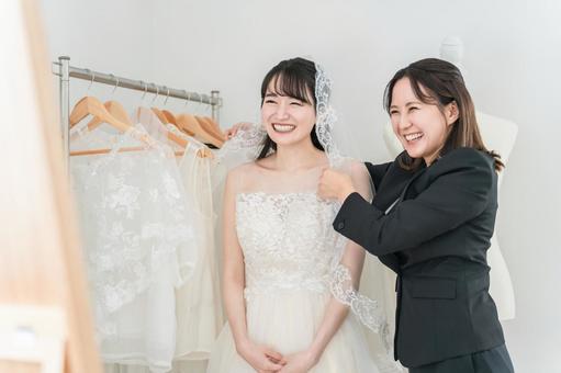 結婚式の準備をする花嫁とプランナーの女性 結婚式の準備をする花嫁とプランナーの女性 結婚式,ブライズルーム,支度の写真素材