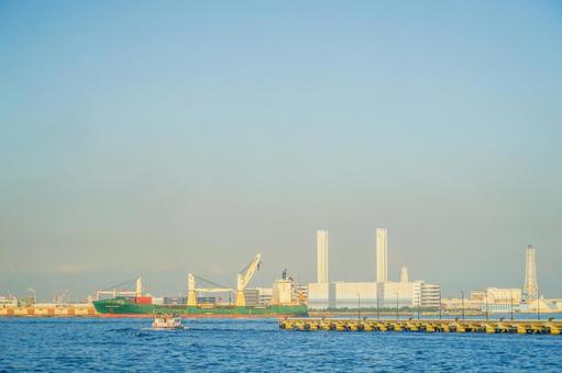 港の黄昏時 横浜港,横浜,貨物船の写真素材