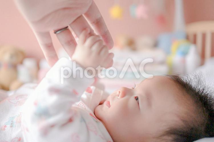 赤ちゃんと大人の手 赤ちゃんと大人の手 赤ちゃん,新生児,子供の写真素材