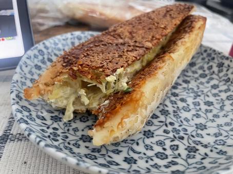 皿に乗った惣菜パン 皿に乗った惣菜パン パン,惣菜パン,焼き色の写真素材