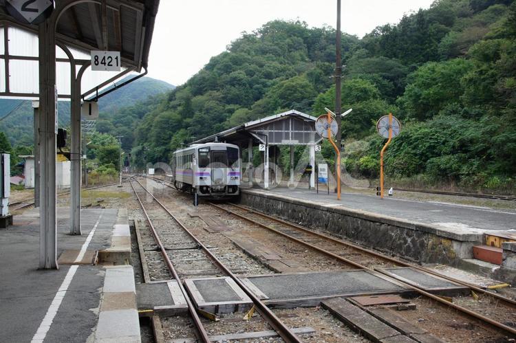 JR芸備線の備後落合駅に停車中の普通列車 jr西日本,汽車,列車の写真素材