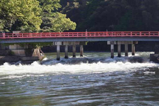赤い欄干の橋と川と山のある風景 赤い,欄干,橋の写真素材