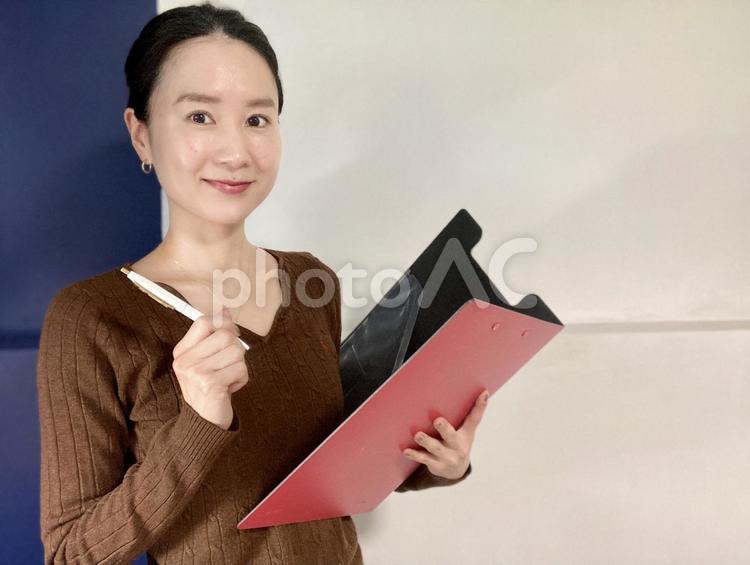 楽しそうにメモをとる社会人女性 女性,笑顔,インタビューの写真素材