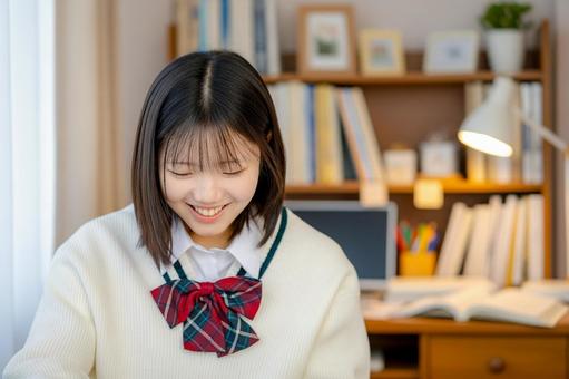 勉強する女子学生 勉強する女子学生の写真