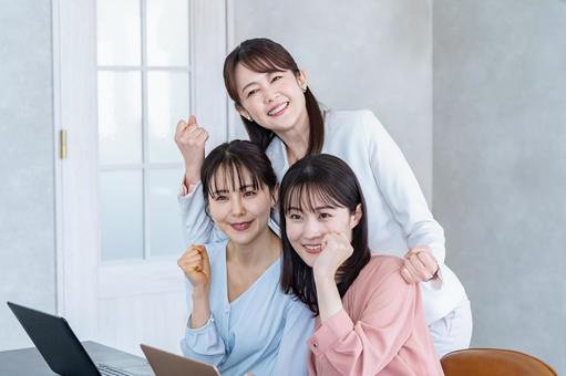 私服の女性3人 私服の女性3人 ミーティング,ビジネス,グループの写真素材