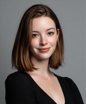 笑顔が魅力的な若い女性のポートレートの写真