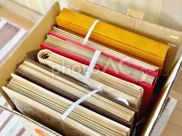 段ボール箱に入ったたくさんのアルバム アルバム,写真,ビニール紐の写真素材