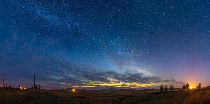 青とピンクに染まる幻想的な星空 青とピンクに染まる幻想的な星空の写真