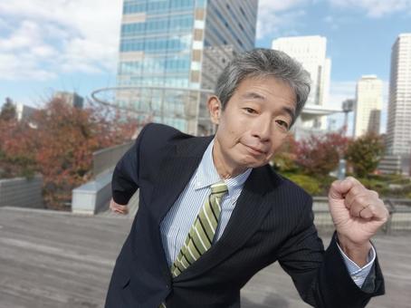 走るシニア男性サラリーマン シニア,シニア男性,シニアサラリーマンの写真素材