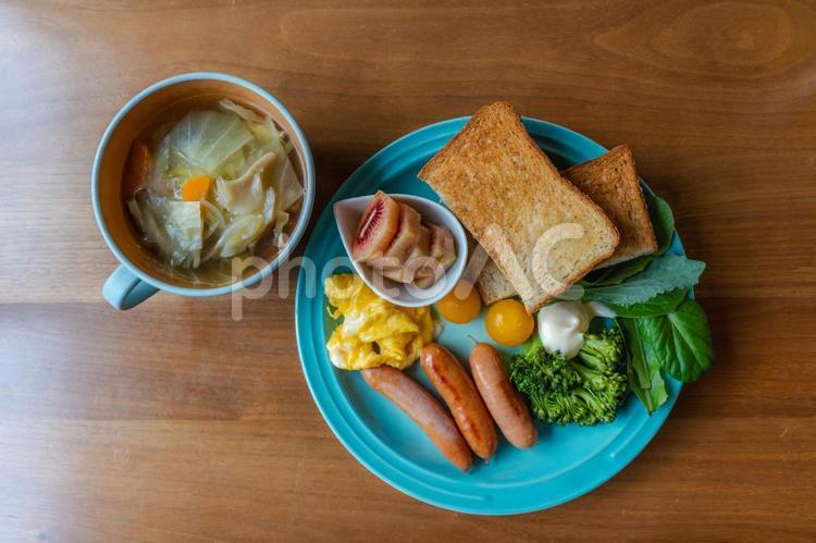 彩り豊かな洋風朝食セットとスープの食卓 食卓,朝食,パンの写真素材