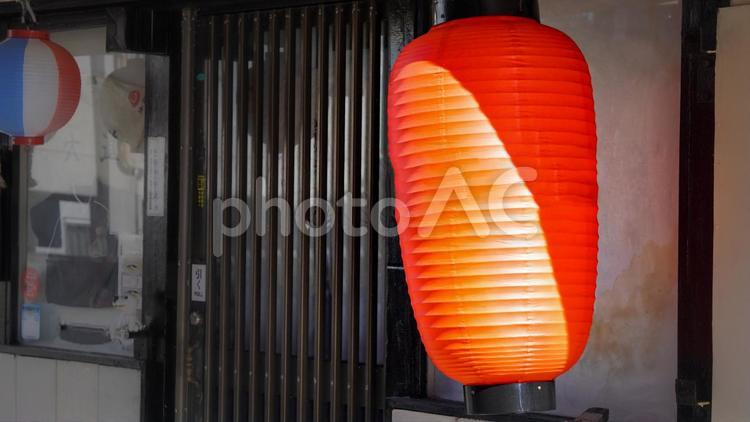 風に揺れる赤ちょうちん 提灯,昔,風情の写真素材
