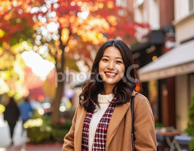 秋の街を歩く笑顔の女性 女性,笑顔,秋の写真素材