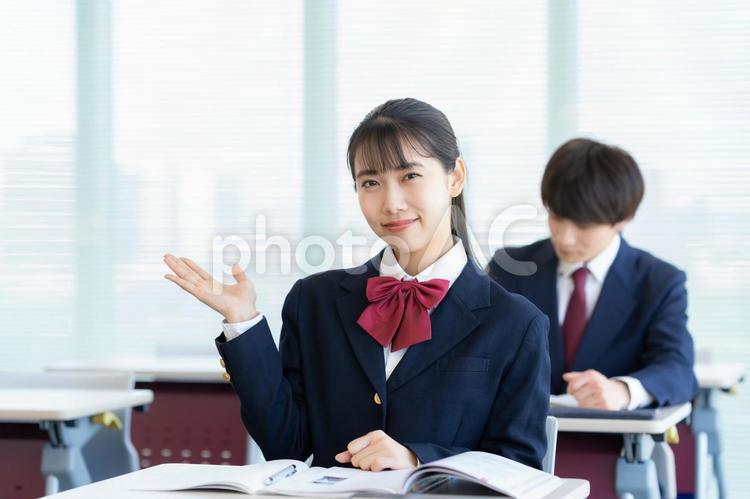 学校で勉強をする男女の高校生 教育,塾,勉強の写真素材