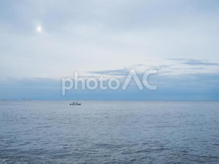 青空と白い雲と海と船 青空,コピースペース,船の写真素材