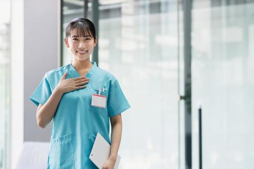 病院で働く若い女性医師 病院で働く若い女性医師 若い,医師,女性の写真素材