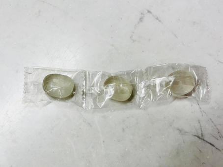 3つに並んだハッカ飴 3つに並んだハッカ飴 キャンディー,あめ,お菓子の写真素材
