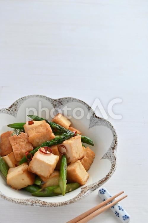 アスパラと厚揚げの炒め物 アスパラ,厚揚げ,炒め物の写真素材