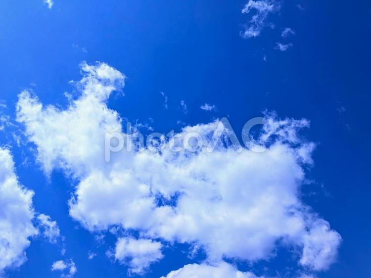 青い空と白い雲の風景 青空,雲,ひかりの写真素材