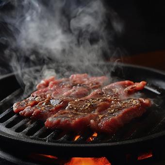 鉄板でジューシーに焼かれる牛肉のアップ 鉄板でジューシーに焼かれる牛肉のアップの写真