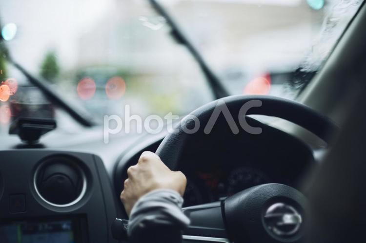 雨の中を運転する女性 運転,女性,人物の写真素材