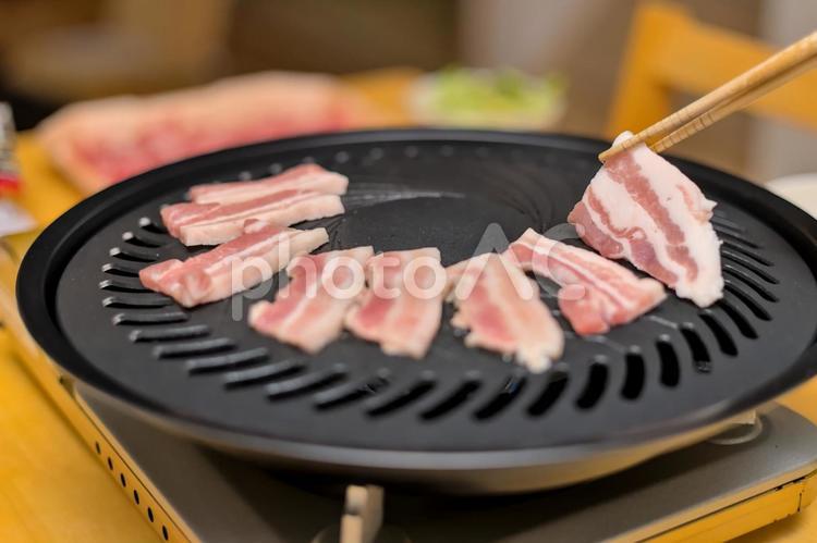 豚肉をプレートで焼く 料理,食べ物,食事の写真素材