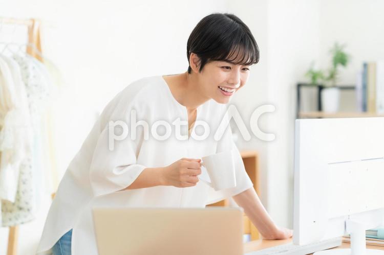 リビングでテレワークをする若い女性 女性,パソコン,休憩の写真素材