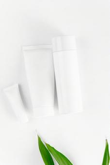 植物の葉と3本の詰替え容器 植物の葉と3本の詰替え容器の写真