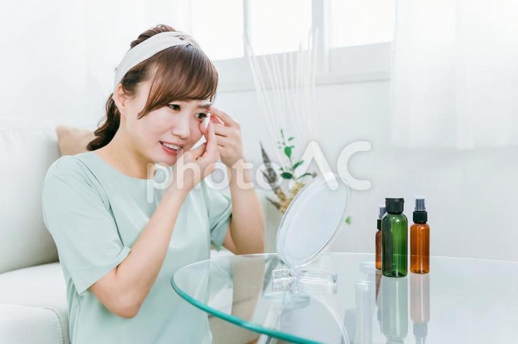 家でコンタクトレンズをつける女性（困る） コンタクトレンズ,ドライアイ,カラコンの写真素材