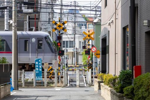 踏切を通過する電車 踏切を通過する電車 踏切,電車,都市の写真素材