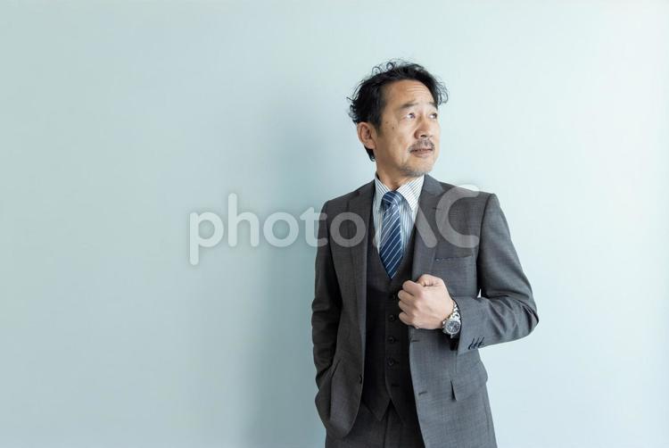 エグゼクティブミドルエイジ男性 ビジネスマン,エグゼクティブ,見上げるの写真素材