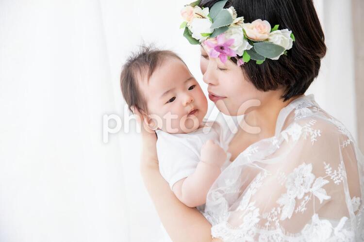 ママと赤ちゃん 赤ちゃん,親子,キスの写真素材