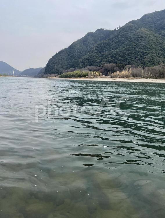 水中から顔を出すと 川,山,自然の写真素材