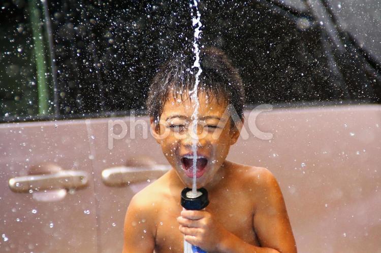 庭で水遊びする子供　シャワー水滴 水遊び,子供,子どもの写真素材