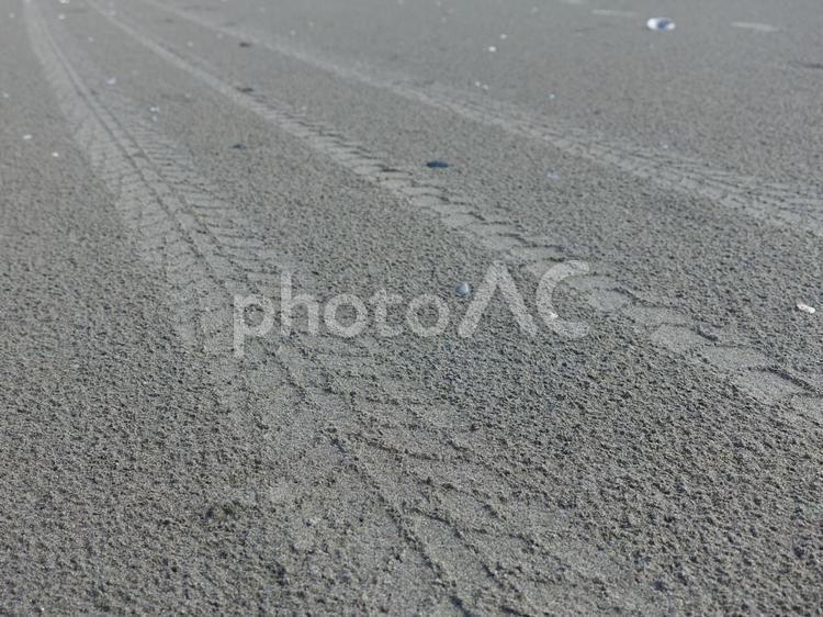 砂浜のタイヤの跡2 海,砂浜,波の写真素材