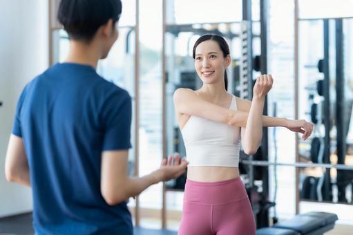 スポーツジムでトレーニングをする若い男女 スポーツジム,フィットネス,ダイエットの写真素材