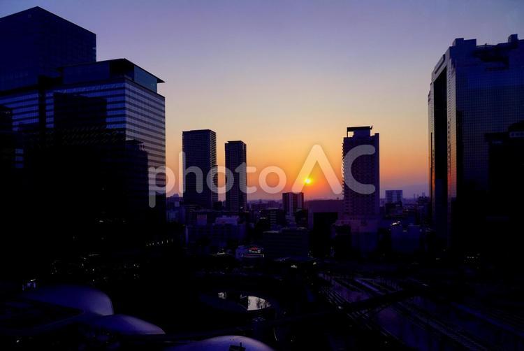 大都会と夕日（大阪） 夕日,夕陽,夕焼けの写真素材